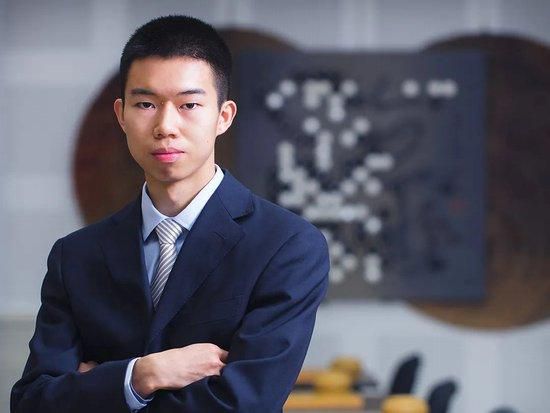 一家人慢慢地跟着队伍骑马行进，小贝还开心地用相机给儿子拍照。