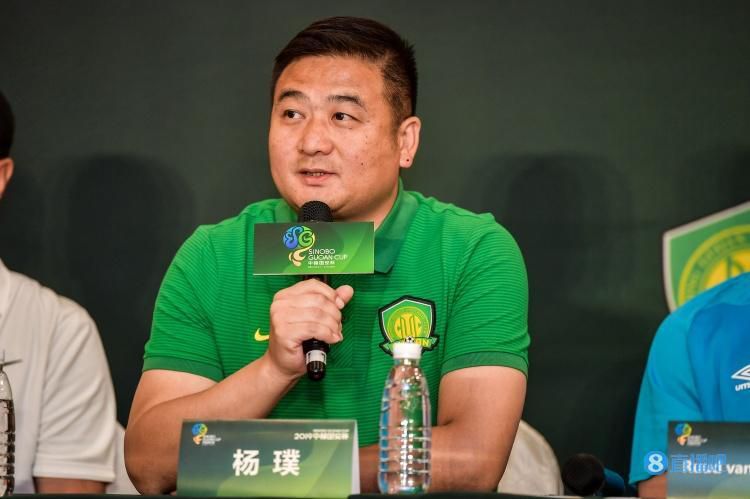 加朵等待造型师化妆的同时，还一边在给三胎女儿备乳。