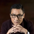 他来到梦寐以求的巧克力之都，施展天赋异禀的巧克力魔法，无论是可以让人漂浮到空中的悬浮巧克力，还是疯狂长发再也不用担心头秃的生发奶油泡芙，旺卡巧克力中蕴含的各种神奇功效令人大开眼界。